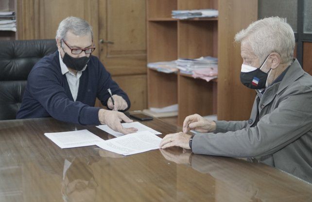 Condenados por delitos viales. Participaron de la firma del convenio el subsecretario de Asuntos Penitenciarios, Walter Galvez y el Director de Patronato de Liberados, Agustín Amelio Ortiz.