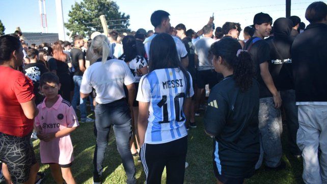 Gran convocatoria en el aeropuerto de Sauce Viejo por la llegada de Lionel Messi a la Argentina