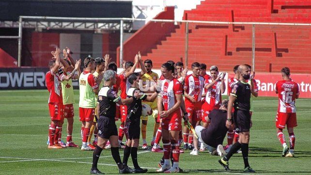 Unión volvió a la victoria al doblegar 2-0 a Patronato con Marcelo Mosset como DT interino. 