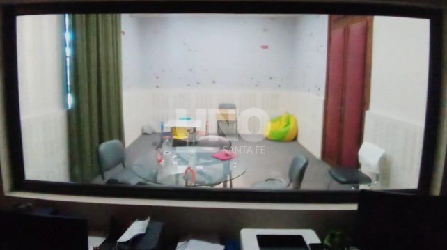 Las cámara Gesell se divide en dos partes. Una sala donde son entrevistados los niños, niñas y adolescentes y, del otro lado del vidrio miran los operadores judiciales.