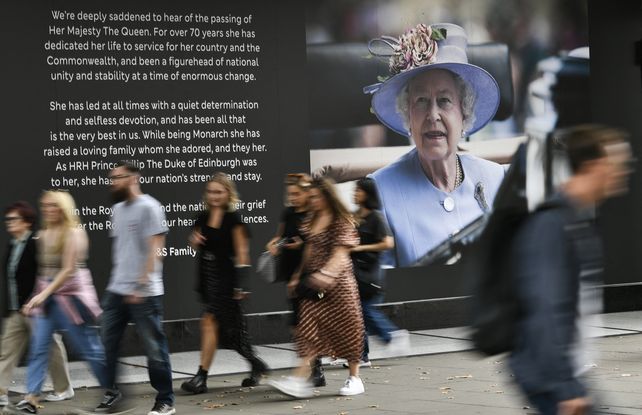 El f&eacute;retro de Isabel II emprendi&oacute; su cortejo f&uacute;nebre hacia Londres