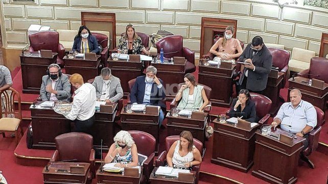 En el tercio que está a la izquierda del presidente de la Cámara se ubican los legisladores del PJ, Partido FE, Frente Renovador, Somos Vida, Somos Vida Santa Fe, Vida y Familia y el interbloque de Juntos por el Cambio.