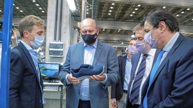 Omar Perotti junto a Claudio Moroni, en la recorrida por la planta.
