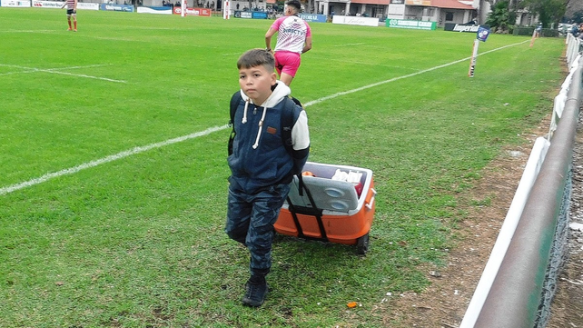 Aguatero de lujo tiene Universitario de Rosario: Agust&iacute;n tiene 12 a&ntilde;os y disfruta de su labor.