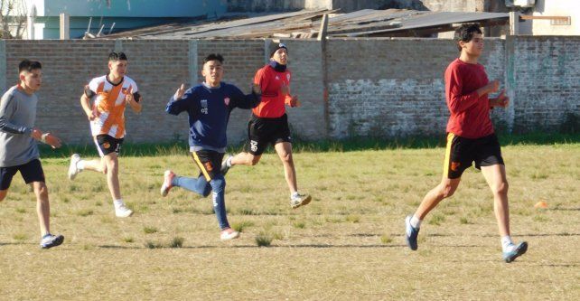 Pulgares para arriba, los jugadores de Las Flores, muy contentos por haber podido regresar a los entrenamientos deportivos.