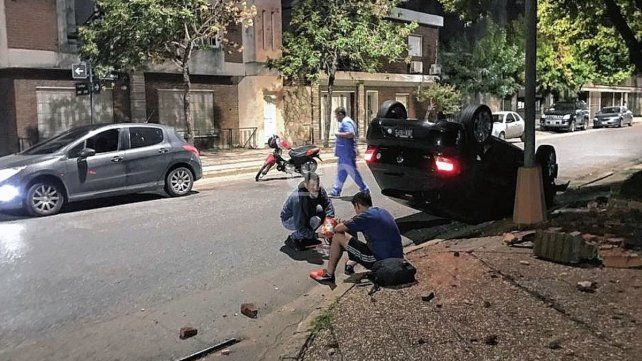 El vuelco ocurrió en las primeras horas del miércoles en barrio Mariano Comas. 