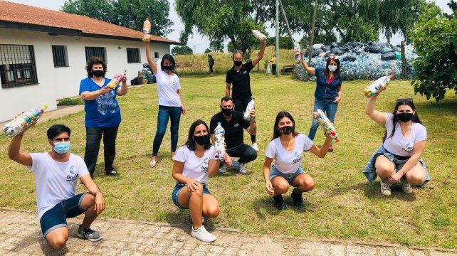 Ana Gallay en la fundación Arco Iris. Reciclan botellas para hacer ecoladrillos.