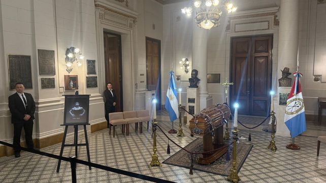 Los restos de Alejandra Oliveras fueron velados este martes en Santa Fe. Tras una ceremonia íntima, el público la despide en la Legislatura. La Provincia decretó tres días de duelo.