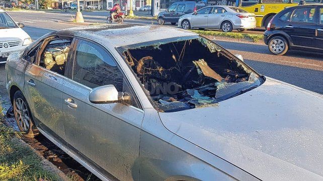 Auto quemado sobre calle Iturraspe