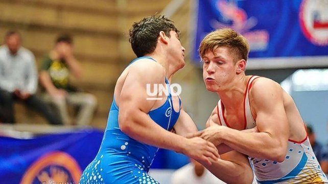 Chialanza estudia medicina en la UBA e integra la selección nacional juvenil de luchas.