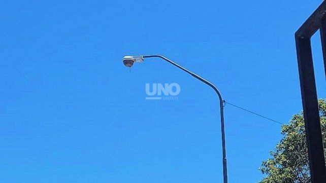 Desde la Vecinal Central Guadalupe aseguran que las personas del asentamiento rompen intencionalmente las luminarias para sumir al barrio en la oscuridad.