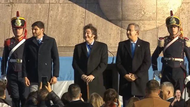 El presidente Javier Milei junto al gobernador Maximiliano Pullaro y al intendente de Rosario, Pablo Javkin.