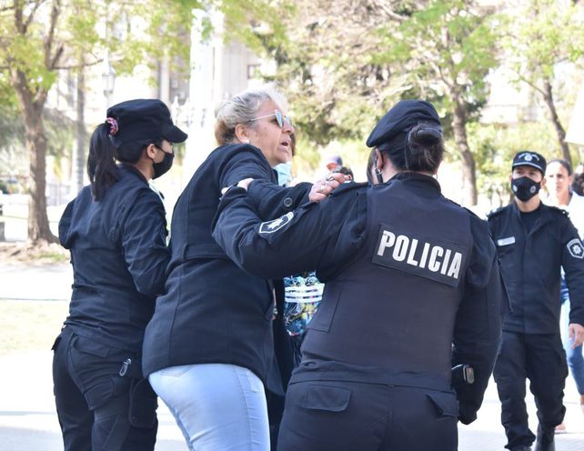 Tensión en plaza 25 de Mayo por la audiencia imputativa contra el docente acusado de abuso