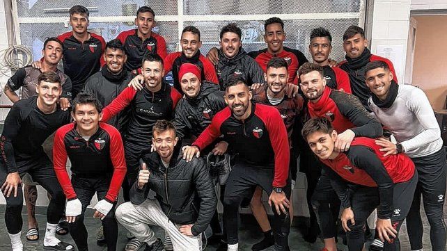 Leonardo Burián se fotografió con sus compañeros de Colón antes de recalar en Vélez.