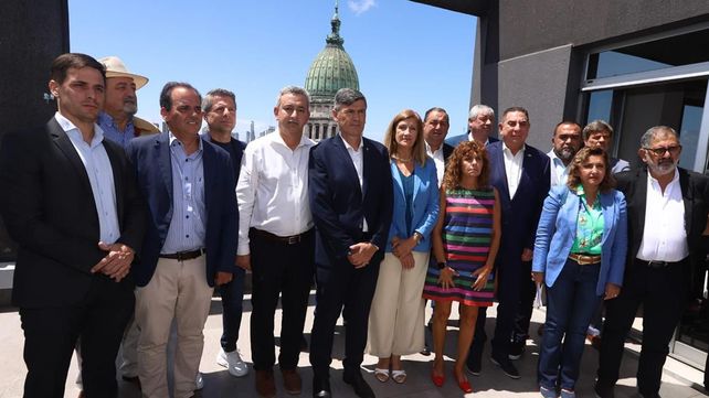 Poletti junto a 17 intendentes del interior del país
