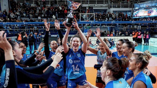 La santafesina formada en Regatas, Vicky Mayer, es la capitana y la referente del seleccionado femenino. La santafesina formada en Regatas, Vicky Mayer, es la capitana y la referente del seleccionado femenino.