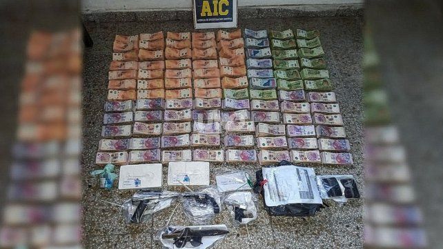Los narcos asaltaron una vivienda tras entrar a una despensa de Esperanza. Era la por una deuda impaga. Les incautaron un pan de cocaína de dos kilos y dinero, a dos de ellos en ese momento. Los restantes dos, fueron detenidos en Paraná ayer. 