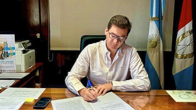 El vicepresidente ejecutivo de la Caja de Asistencia Social-Lotería de Santa Fe (CAS), Daniel Di Lena, suscribiendo la denuncia por juego online ilegal.