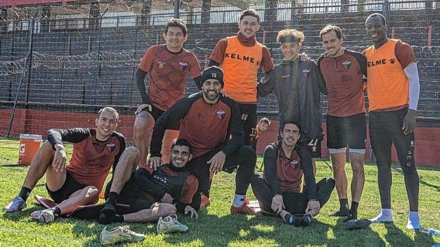 Colón concentró 24 jugadores para recibir a Independiente, con la ausencia de Farías. 