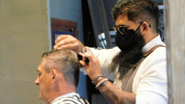  Don Lobo, es donde Nahuel lleva adelante su otra pasión que es el de peluquero, la cual heredó de su papá.