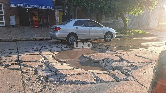 Vecinos de barrio Ciudadela reclamaron, además de la inseguridad, por un bache que tiene más de 10 años de existencia. 