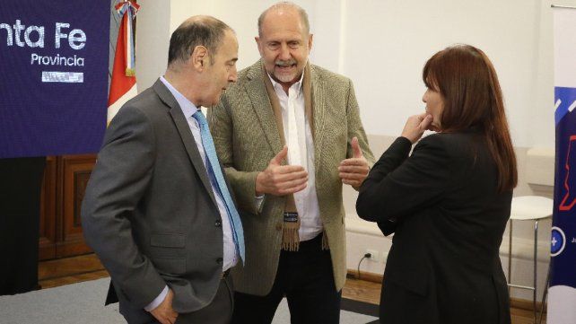 Carles Ramió, el gobernador Omar Perotti y la ministra de Gobierno, Celia Arena.