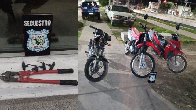 La moto robada del local junto a las otras dos halladas por la policía en una vivienda abandonada. 