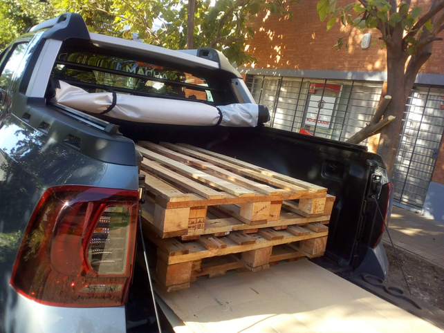 La camioneta robada en la entradera en barrio Siete Jefes.