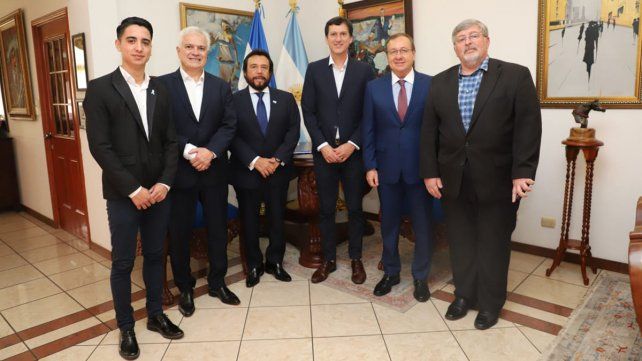 El actual diputado de Santa Fe Juan Arga&ntilde;araz y Edelvino Bodoira en su visita a la Rep&uacute;blica de El Salvador, pa&iacute;s que preside Nayib Bukele.