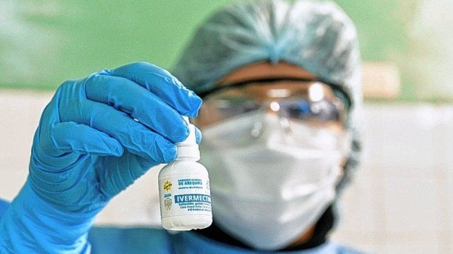 Hasta el momento el Ministerio de Salud de la Nación, la Sociedad Argentina de Infectología y la Organización Mundial de la Salud no recomiendan el uso de ivermectina como tratamiento contra el covid, ni preventivo ni terapéutico.