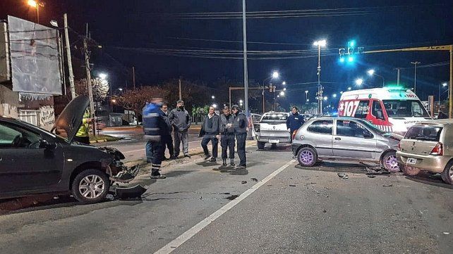 Cinco vehículos protagonizaron un fuerte accidente en uno de los ingresos a la ciudad