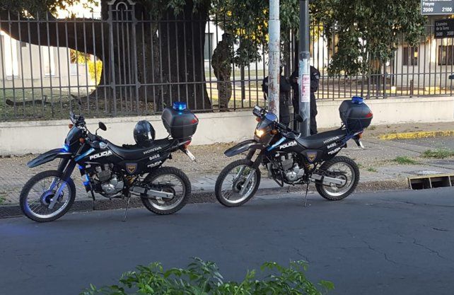 El animal está a la espera de su dueño mientras es custodiado por personal de la motorizada.
