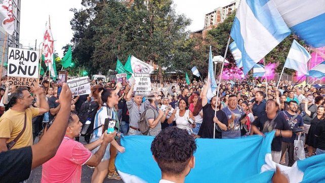 Cacerolazo. La convocatoria en Santa Fe se viralizó por redes sociales y sumó 500 manifestantes aproximadamente.