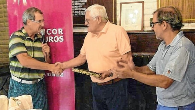 Autoridades del golf del Jockey entregan una plaqueta al presidente Carlos Morcillo por los 110 a&ntilde;os de vida de la entidad.