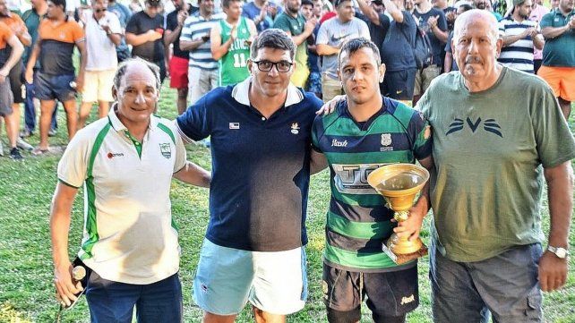 Los dirigentes Marcelo Salamano, José Manuel Ruiz y Ernesto Defagot hicieron entrega de la Copa de Oro al capitán Carlos Ferreyra.
