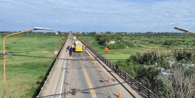 Puente Carretero habilitado exclusivamente para el transporte de pasajeros, motovehículos y bicicletas.