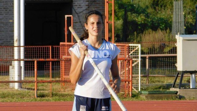 El salto con garrocha será un de las pruebas infaltables en la competencia homenaje a Guillermo Chiaraviglio en la pista del Card de Santa Fe.