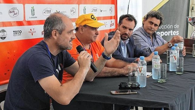 El director del torneo, Luis Coudannes, junto a las autoridades municipales y del Club La Quinta de Santo Tomé.