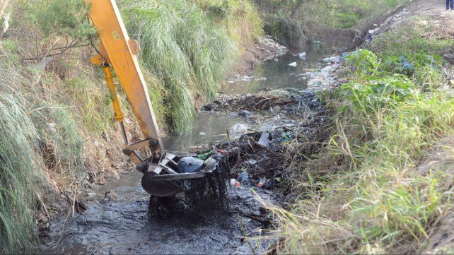 De cada alcantarilla se sacan hasta ocho camiones de basura en los canales a cielo abierto de la ciudad.