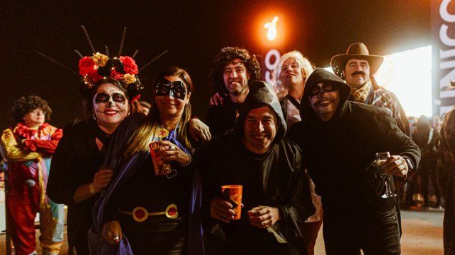 Disfraces creativos, shows en vivo y una multitud disfrutando con fernet en la FDD