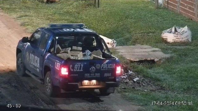 Captura de video del momento en que los policías trasladan la mercadería