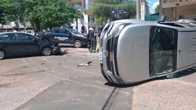 Violento vuelco de una camioneta tras chocar contra un taxi en el que viajaban una mujer y su bebe 
