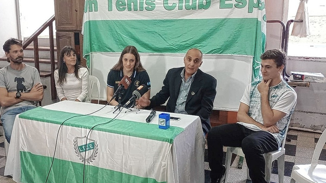 La nadadora de la ciudad de Esperanza, brind&oacute; una conferencia en las instalaciones del Lawn Tennis Club Esperancino.