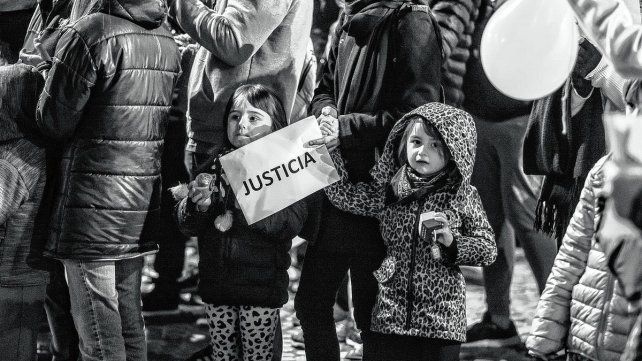 Rafaela. La marcha fue convocada por los padres del segundo grado C. Se inició desde el portón del Colegio, donde al finalizar pegaron los carteles que acompañaron a las 2 mil personas durante el recorrido por distintos puntos de la ciudad.