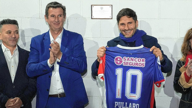 El presidente de la Liga Santafesina junto al gobernador Pullaro a quien le entreg&oacute; una camiseta.