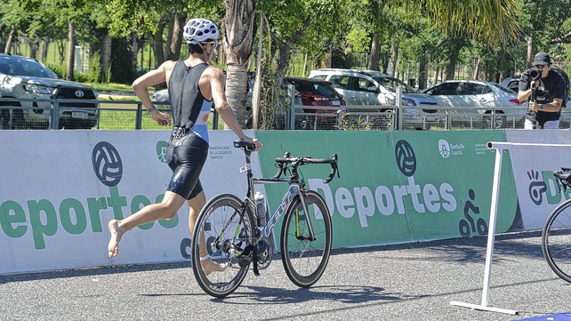 El evento en la costanera santafesina cont&oacute; con la organizaci&oacute;n de la Asociaci&oacute;n Santafesina de Triatl&oacute;n. &nbsp;
