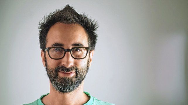 Julián Troksberg, nació en 1975 en Buenos Aires. Es escritor, guionista o director y cuando aun no tenía un año su padre fue desaparecido por la dictadura. 