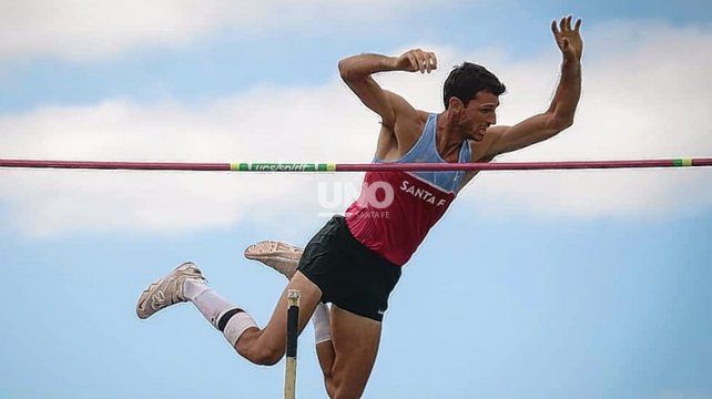 La secretaría de deportes a nivel nacional, Inés Arrondo, y su par provincial, Claudia Giaccone, homenajearon a Braian Toledo en el certamen desarrollado en el sur provincial.