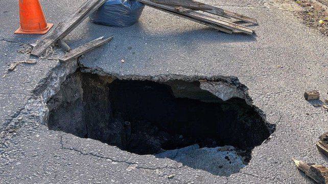 Socavón en barrio Mariano Comas.
