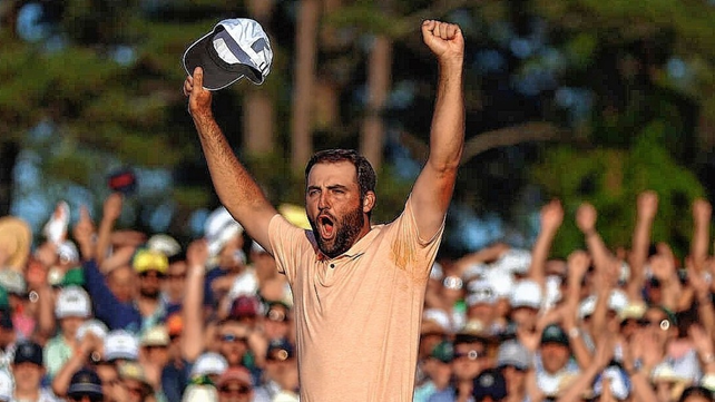 El golfista estadounidense Scottie Scheffler festeja el Masters &nbsp;en el Augusta National Golf Club en Georgia.